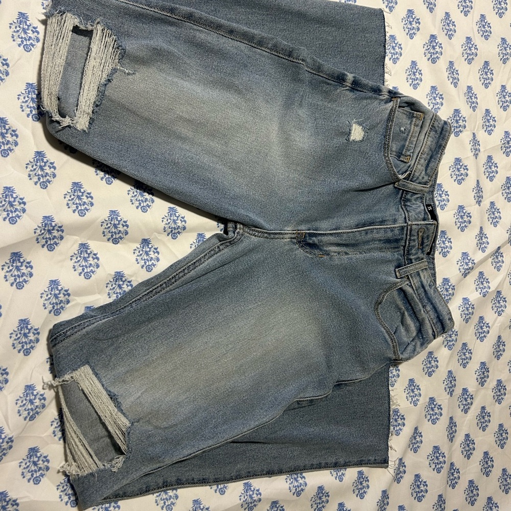 Hollister Women’s Ulta High-Rise 90s  Vintage Straight Light Wash Jean *damaged*